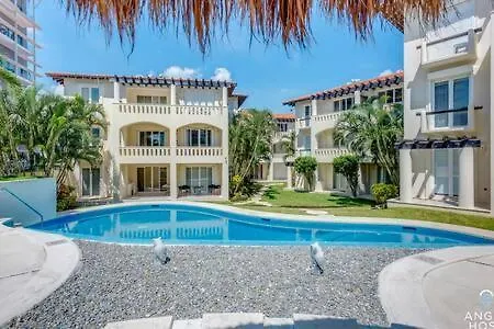 Pool, Gazebo, Parking, 2 Blocks To Beach & 5Th Ave Apartment Playa del Carmen