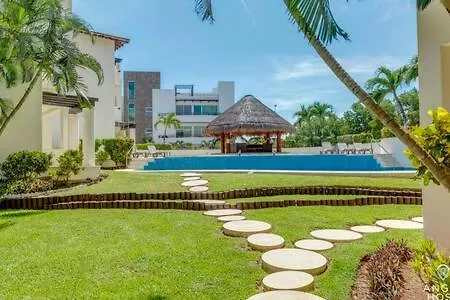 Pool, Gazebo, Parking, 2 Blocks To Beach & 5Th Ave Apartment Playa del Carmen