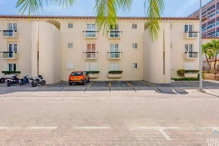 Pool, Gazebo, Parking, 2 Blocks To Beach & 5Th Ave Apartment Playa del Carmen