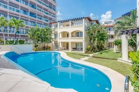 Pool, Gazebo, Parking, 2 Blocks To Beach & 5Th Ave Apartment Playa del Carmen