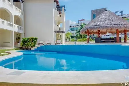 Pool, Gazebo, Parking, 2 Blocks To Beach & 5Th Ave Apartment Playa del Carmen