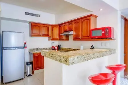 Pool, Gazebo, Parking, 2 Blocks To Beach & 5Th Ave Apartment Playa del Carmen