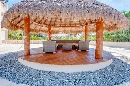 Pool, Gazebo, Parking, 2 Blocks To Beach & 5Th Ave Apartment Playa del Carmen
